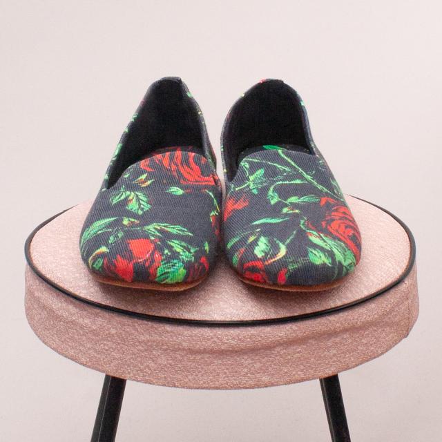 Double K Rose Slip On's - Size EU 33 (Age 6 Approx.)