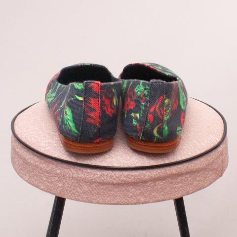 Double K Rose Slip On's - Size EU 33 (Age 6 Approx.)